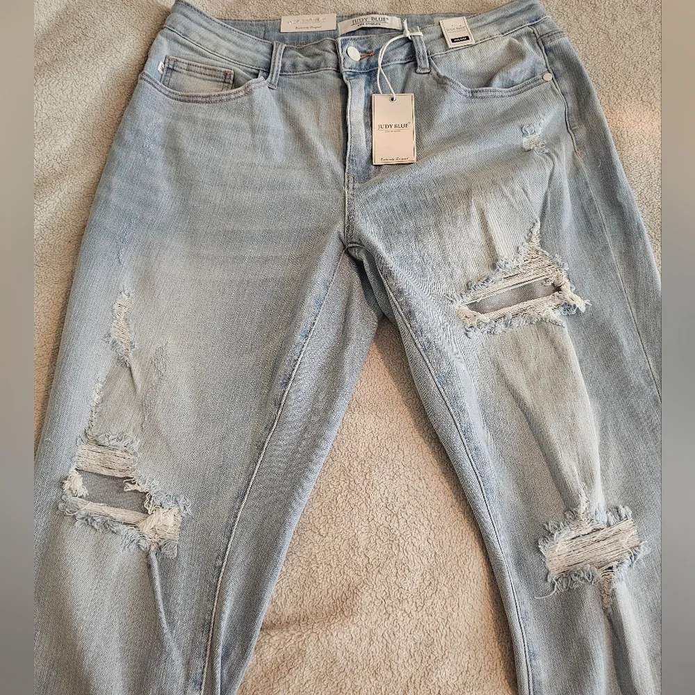 NWT Judy Blue 15 Mid-Rise Distressed Boyfriend Capris in Light Wash - Picture 3 of 7